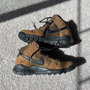 Nike Men's Black and Tan Sneakers hiking shoes